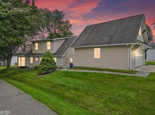 4180 Lamont Dr, Waterford, MI 48329