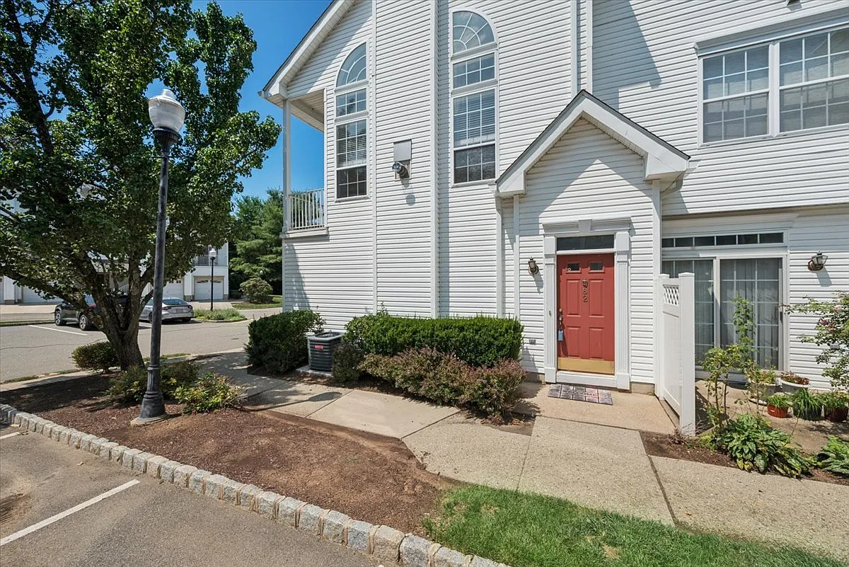 2 bed, 2.5 bath, 1700 sqft, $3,600 — Photo 4