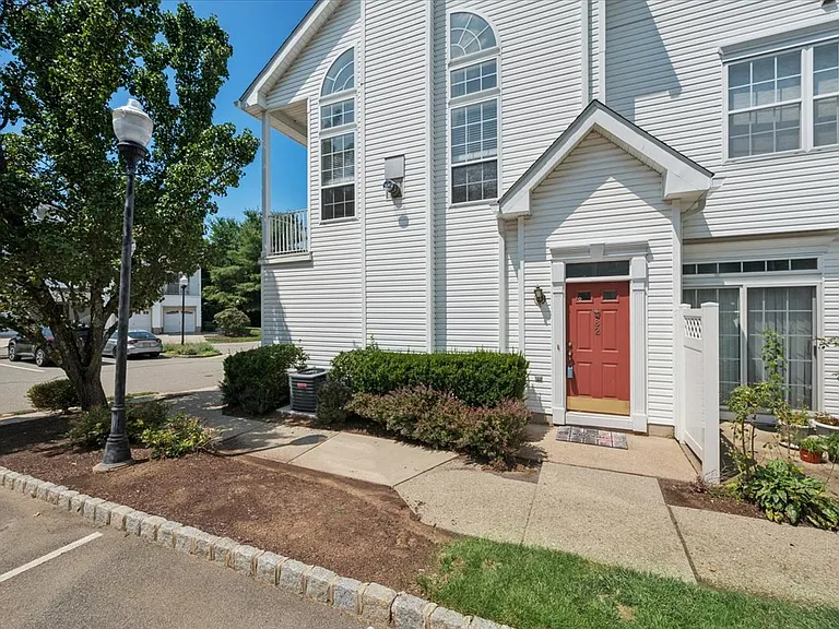 82 Hancock Dr — Photo 4