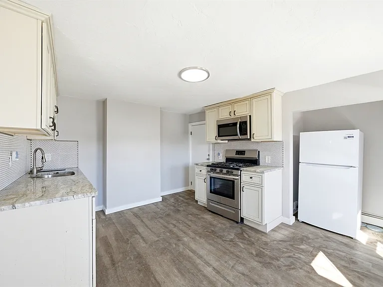 29-31 Auburn St #1R — Photo 13