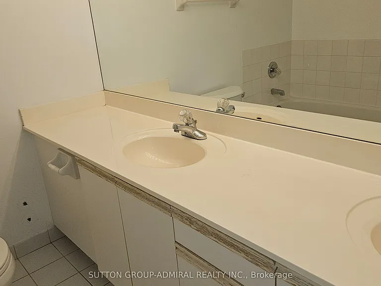 942 Yonge St #517 — Photo 15