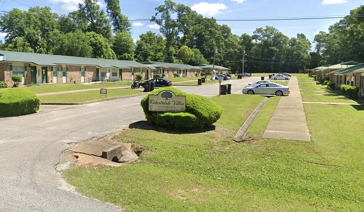 Photo 1 of 7 - 23330 College Ave - Robertsdale, AL Primary Photo - 23330 College Ave