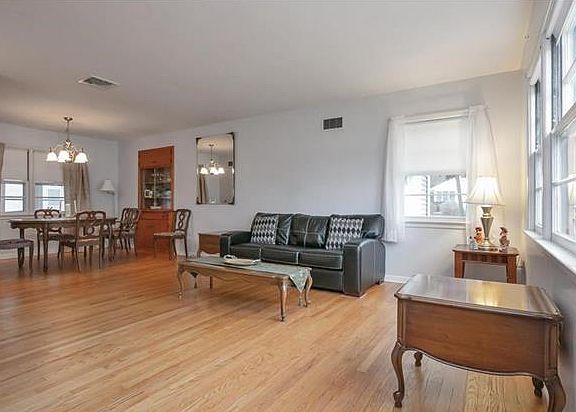5th image of 44 Crestwood Dr