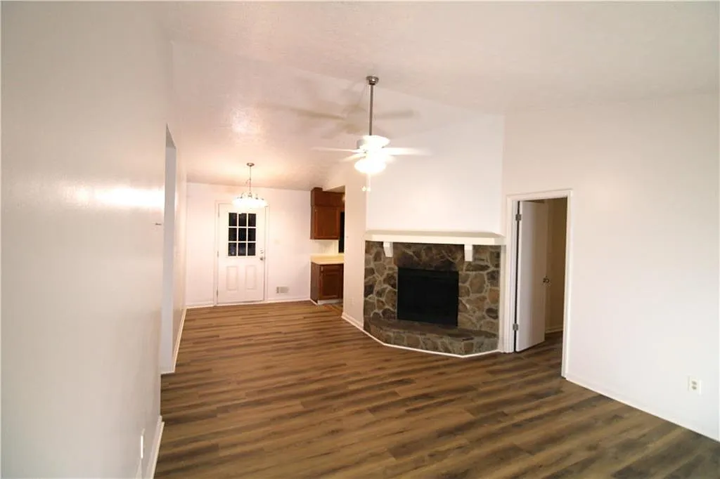 3 bed, 2.0 bath, 1291 sqft, $1,650 — Photo 2