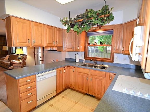 4th image of 579 Meadow Dr