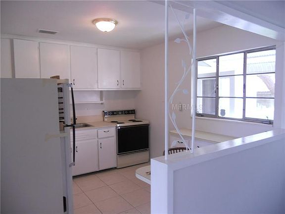 Breakfast bar in kitchen