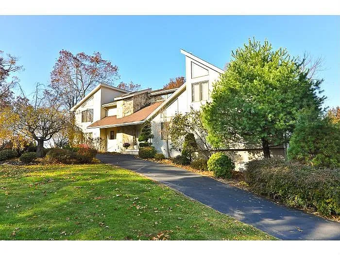 15 Windsor Dr photo 1