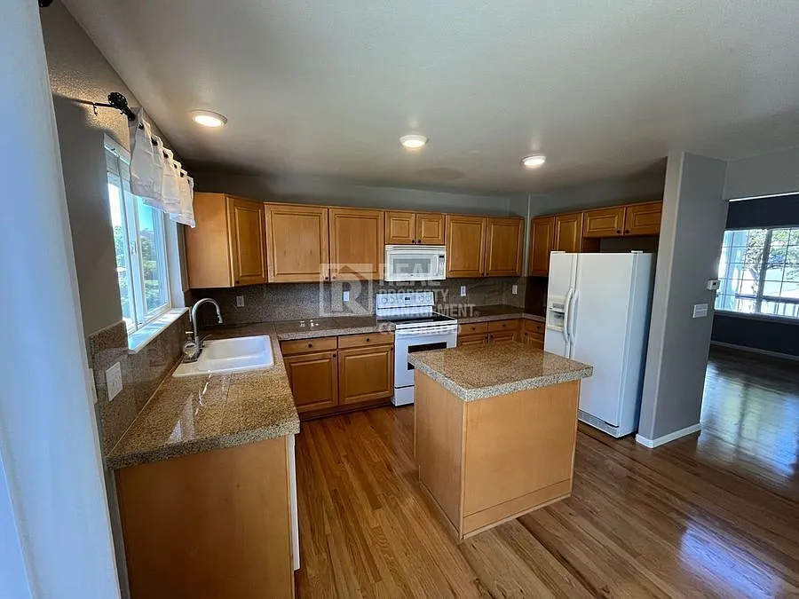 Spacious 5-Bedroom Home in Desirable Highlands Ranch, CO — Photo 4