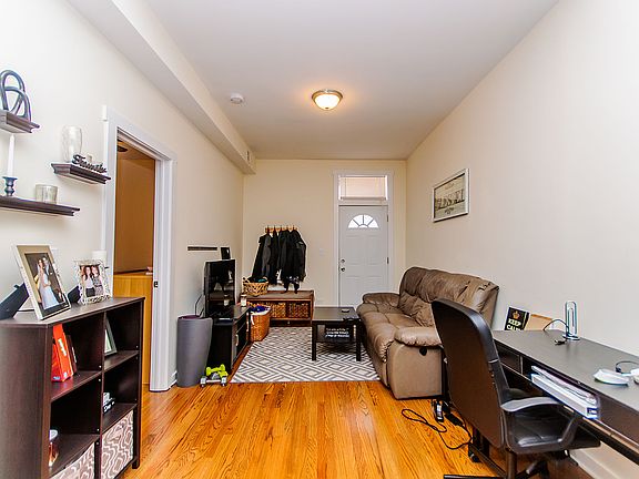 3rd image of 1827 N Hermitage Ave APT 1R