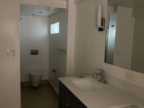 Dual sinks in bathroom