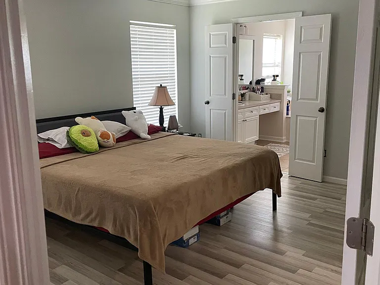 MASTER ROOM.