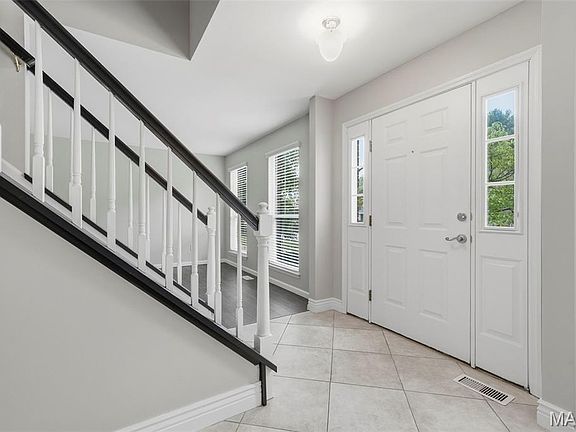 2nd image of 914 Oakmoor Dr