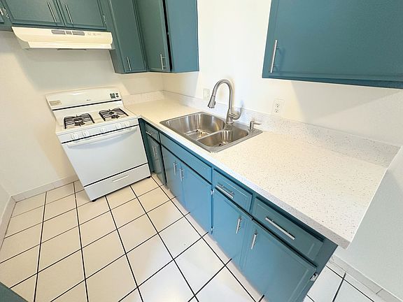 3rd image of 11620 Sylvan St #1