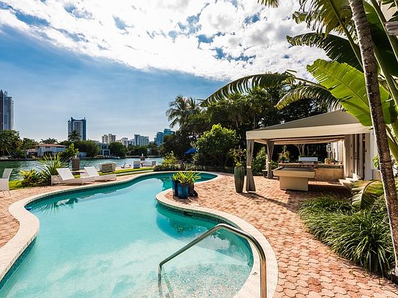 6417 Pine tree Drive Cir