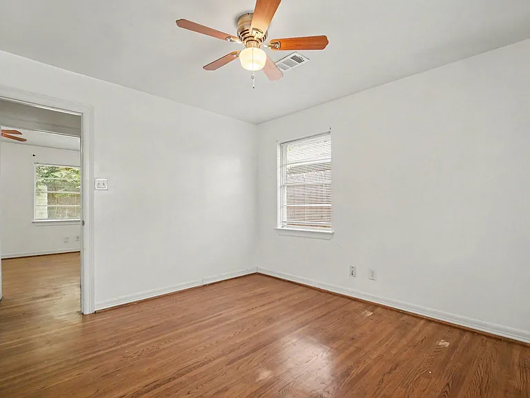 2121 Hickory Ln — Photo 13