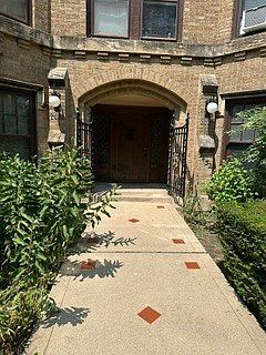 2nd image of 2432 W Greenleaf Ave #2