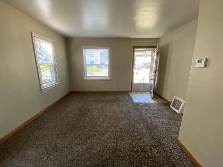 927 Davies Ave — Photo 6