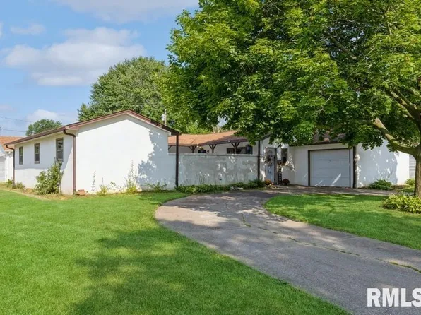 1816 E 4th St, Coal Valley, IL 61240