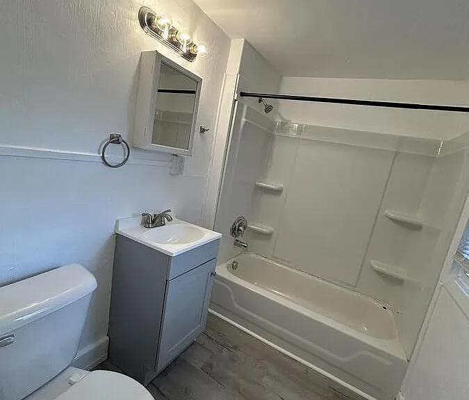 455 1/2 Allis St — Photo 10