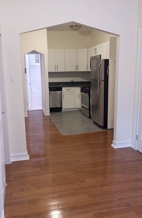 2nd image of 325 E 48th St #B3