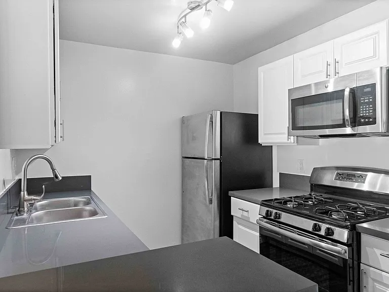 1725 Grismer Ave — Photo 7