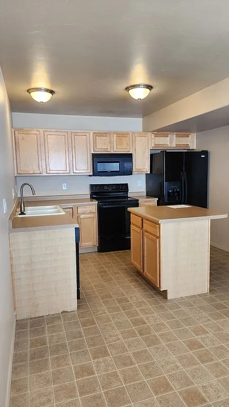 4 bed, 3.5 bath, 1920 sqft, $2,500 — Photo 4