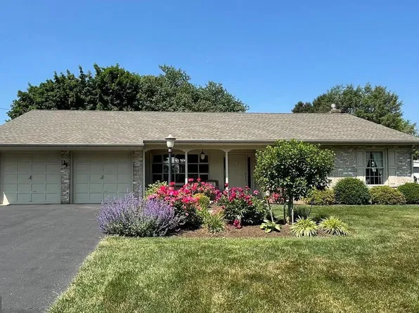 19 Meadow Ln, Smoketown, PA 17576