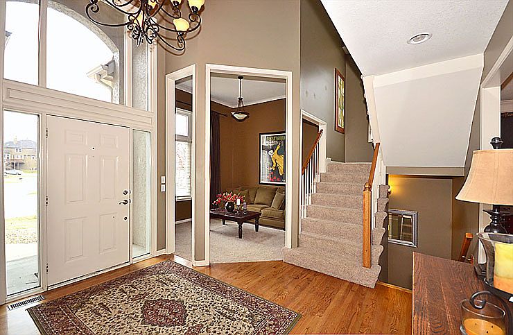 OPEN FOYER INVITES YOU IN!