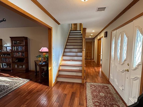 5th image of 310 Hillside Dr
