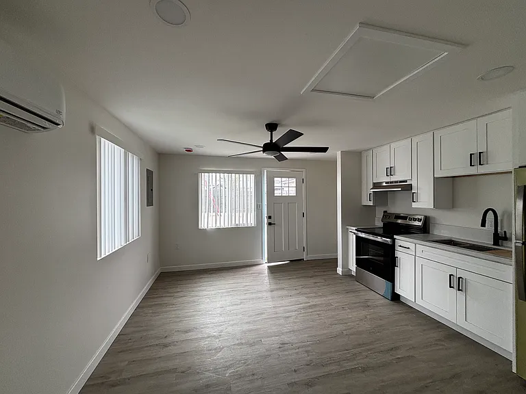 4302 Laurel St — Photo 2