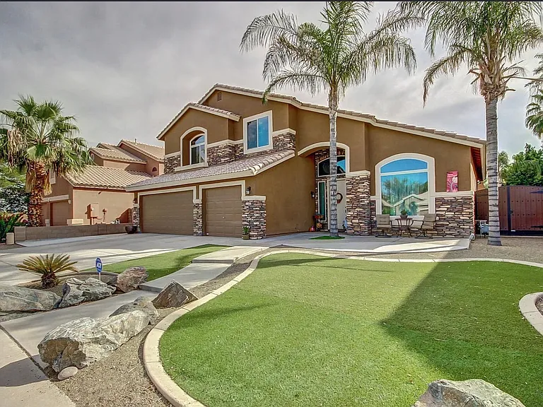 669 E Betsy Ln — Photo 3