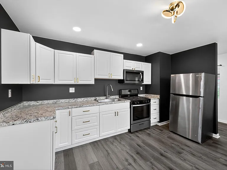 153 N Queen St — Photo 14