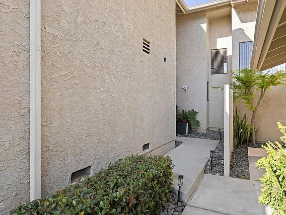 3rd image of 924 Sandberg Ln