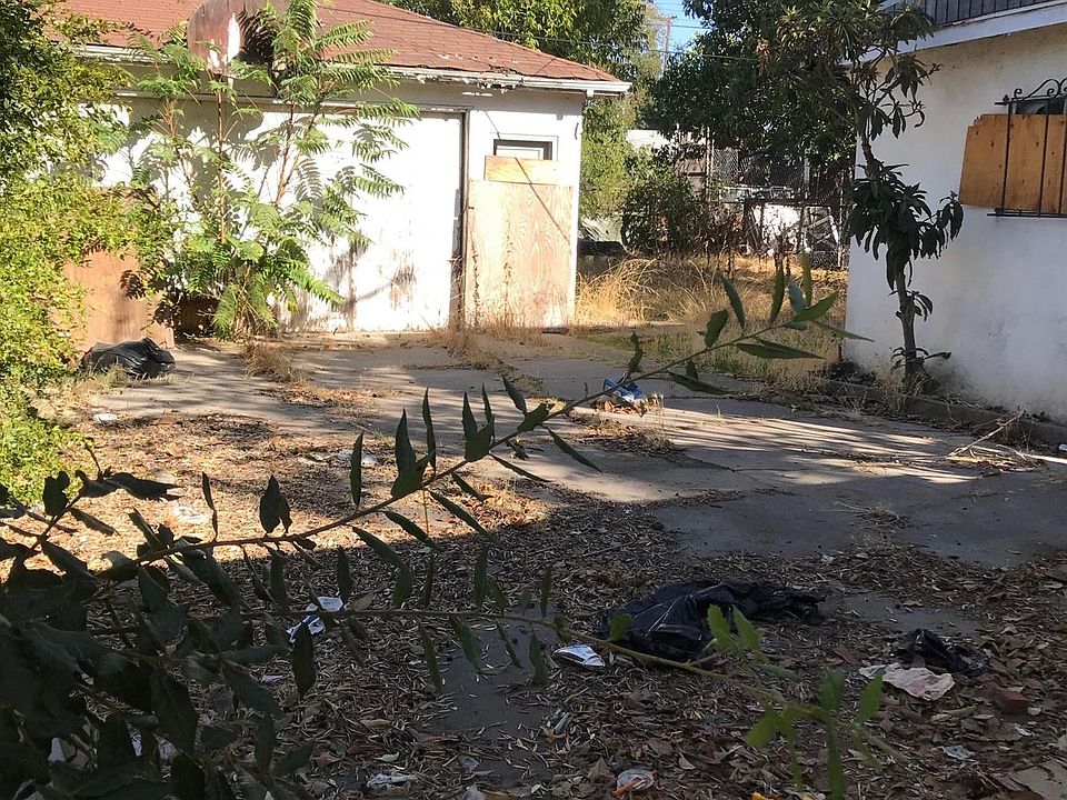 2nd image of 2030 S San Joaquin St