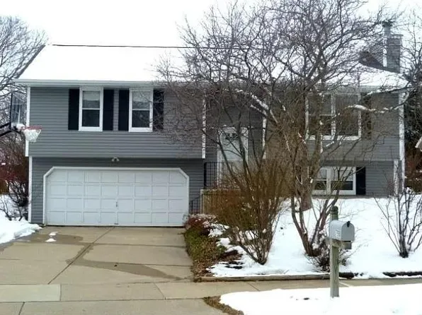 7918 W Oakbrook Cir, Madison, WI 53717