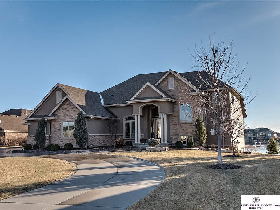 1.5 Story Lake Living