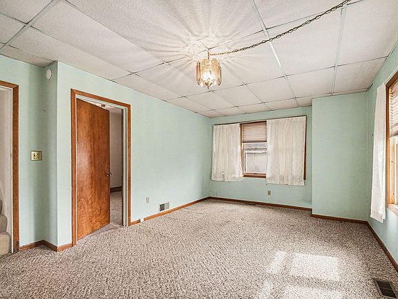 3rd image of 225 Owens St