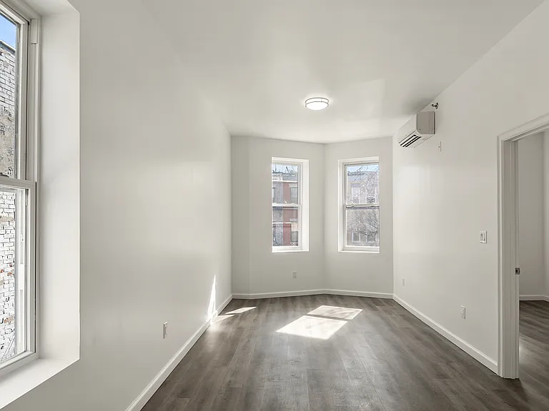 1047 Morris Ave #5 — Photo 4