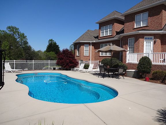 4th image of 169 Foxglove Dr