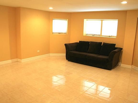 2nd image of 6336 N Rockwell St #G