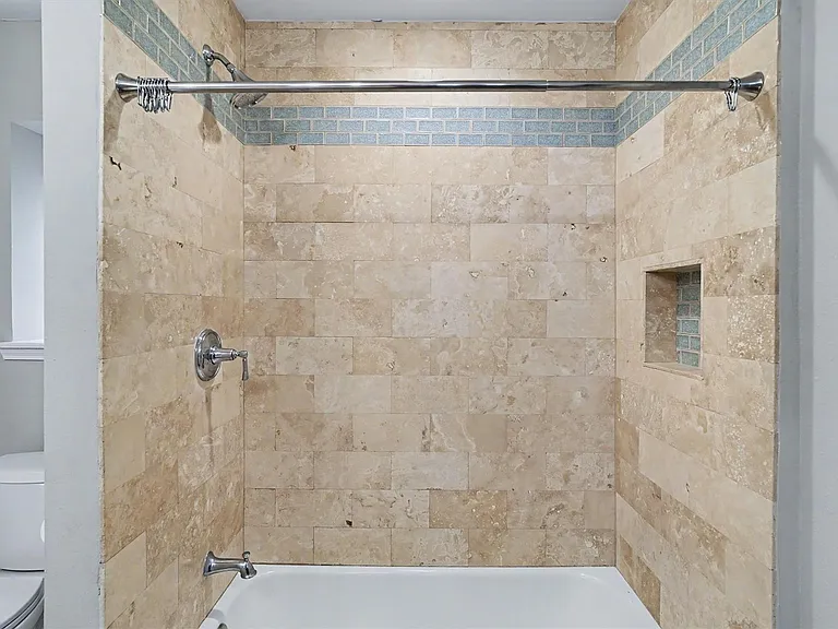 726 Thistlewood Dr — Photo 24