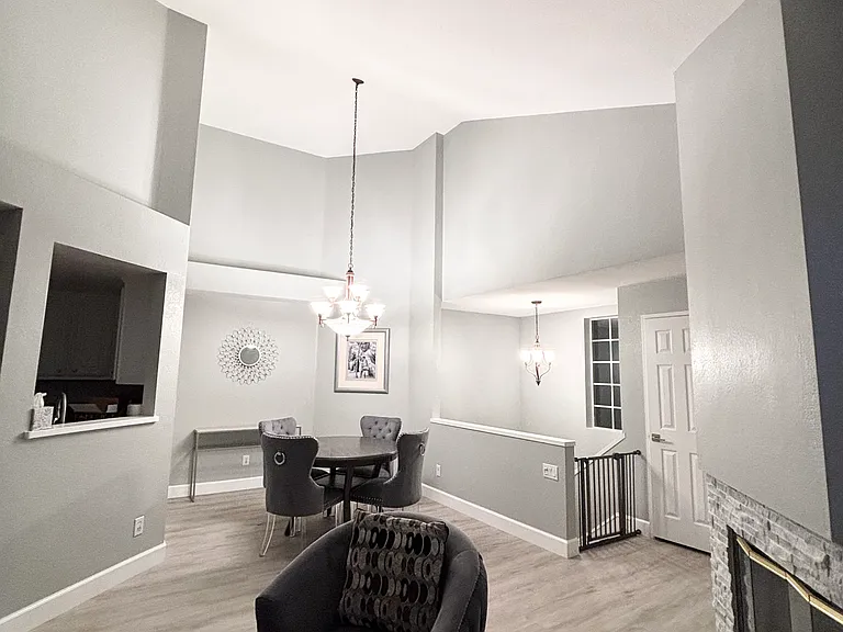1006 S Dewcrest Dr — Photo 1