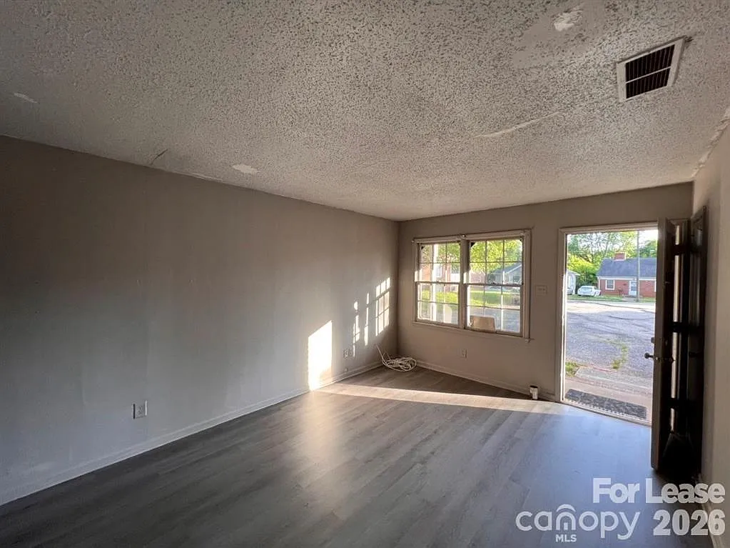 2 bed, 1.0 bath, 800 sqft, $800 — Photo 4