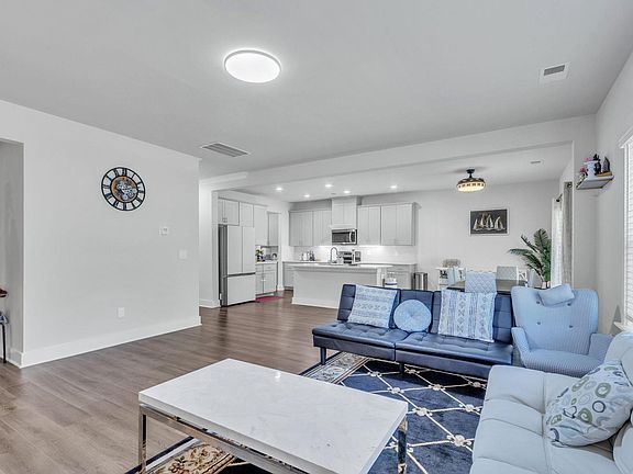 4th image of 912 Burghley Cir