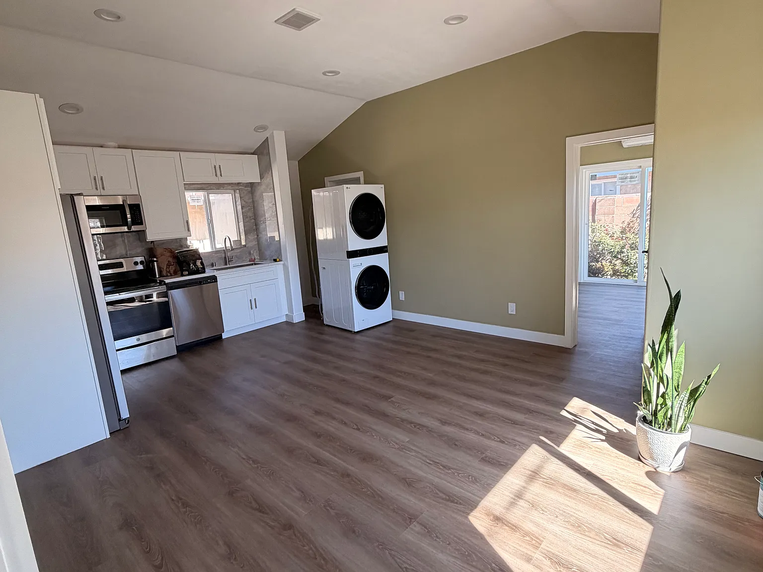 2 bed, 800 sqft, $2,800 — Photo 3