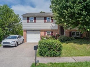 421 Hummingbird Dr, Lititz, PA 17543