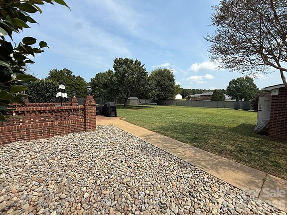 5th image of 310 Palmer Cir