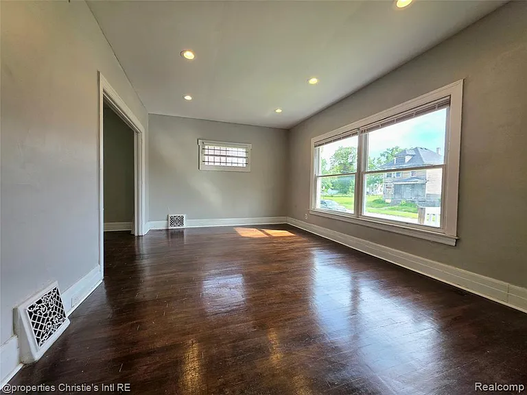 2927 Seyburn St — Photo 5