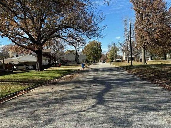 Exterior Neighborhood (street photo)