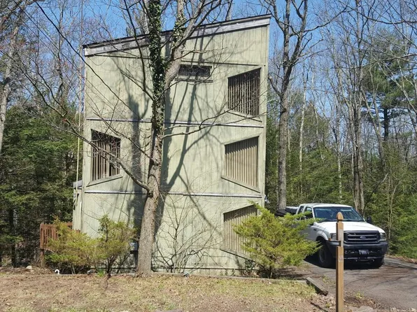 64 Edge Rock Dr, Drums, PA 18222